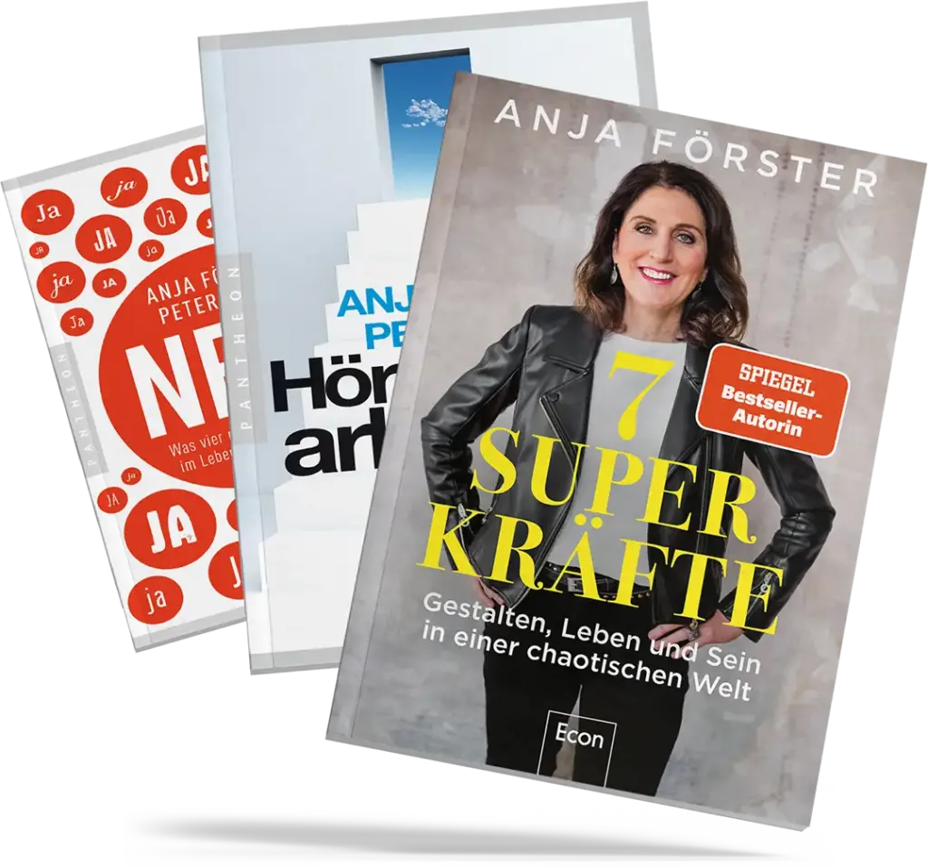 Drei Buchcover von Anja Förster übereinandergelegt, im Vordergrund der SPIEGEL-Bestseller ‚7 Superkräfte – Gestalten, Leben und Sein in einer chaotischen Welt‘