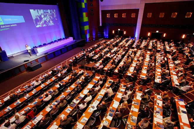 Großes Publikum in einem Konferenzsaal bei einer Keynote-Präsentation von Anja Förster